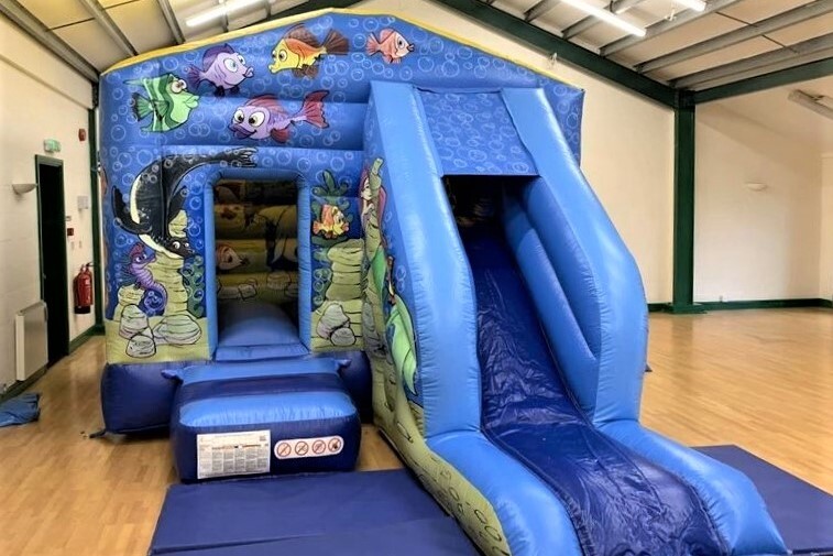 Seaworld Jump N Slide, 26'2"(d) x 16'6"(w) x 10'(h) - 8m(d) x 5m(w) x 3.1m(h)