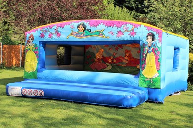 Princess Box, 24'5''(d) x 18'(w) x 8'(h) - 7.5m(d) x 5.5m(w) x 2.45m(h)