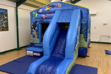 Seaworld Jump N Slide, 26'2"(d) x 16'6"(w) x 10'(h) - 8m(d) x 5m(w) x 3.1m(h)