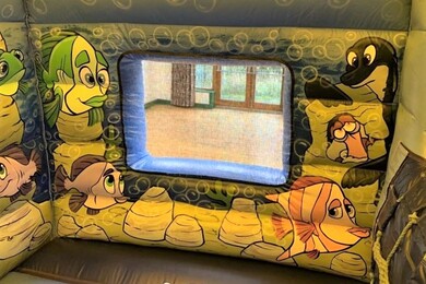 Seaworld Jump N Slide, 26'2"(d) x 16'6"(w) x 10'(h) - 8m(d) x 5m(w) x 3.1m(h)